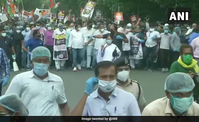 “பாஜகதான் பெருந்தொற்று; கொரோனா வைரஸ் அல்ல” - ஹாத்ரஸ் சம்பவத்துக்கு எதிரான பேரணியில் மம்தா பானர்ஜி பேச்சு!