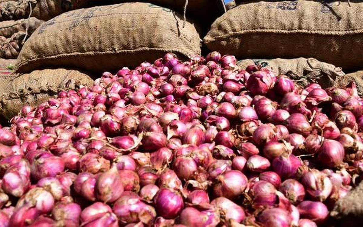 தமிழகத்தில் உச்சத்தில் வெங்காய விலை : மூன்று மாநிலங்களில் பெய்த கனமழையால் வரத்துக் குறைவு!