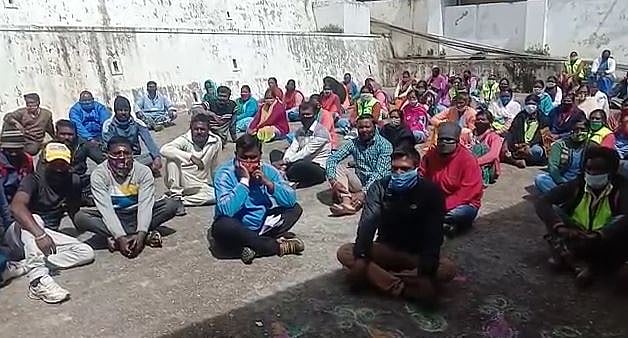 “உயிரை பணயம் வைத்து செய்த வேலைக்கு சம்பளம் இல்லை” : அதிமுக அரசை கண்டித்து தூய்மைப் பணியாளர்கள் போராட்டம்!