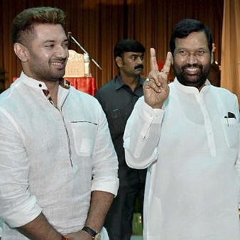 மகன் சிராஜ் உடன் ராம்விலாஸ் பஸ்வான்.