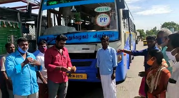 அரசு பேருந்துக்கு சுங்கவரி கட்ட நிர்பந்தித்த ஊழியர்கள்.. தலா ரூ.10 கொடுத்து வரியை கட்டிய பயணிகள் !