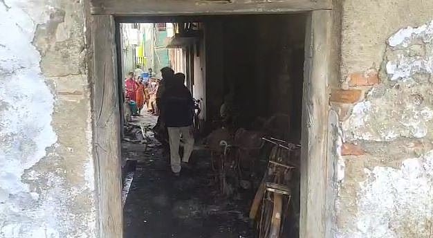 வீட்டை காலி செய்யச் சொன்னதால் இருசக்கர வாகனங்களுக்கு தீ வைத்த வாலிபர் - ஒருவர் பரிதாப பலி!