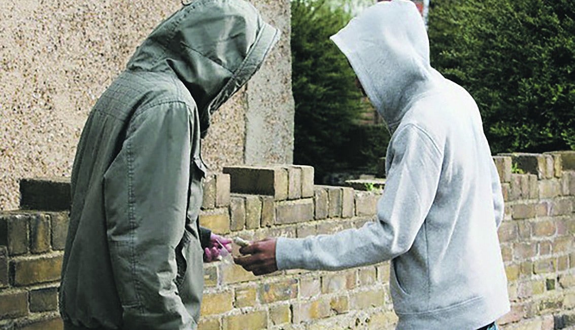 போதை பொருட்கள் விற்பனையின் தலைமையிடமா தமிழகம்? - 20 நாளில் 74பேர் கைது: வேடிக்கை பார்க்கிறதா அதிமுக அரசு?