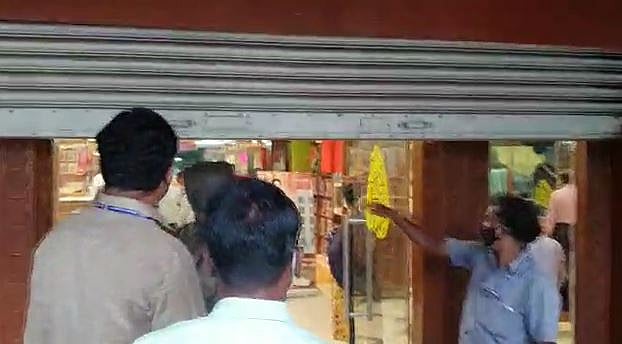 கூட்டத்தை கூட்டி வியாபாரம் பார்த்த தி-நகர் குமரன் சில்க்ஸ்... சீல் வைத்த சென்னை மாநகராட்சி (வீடியோ)