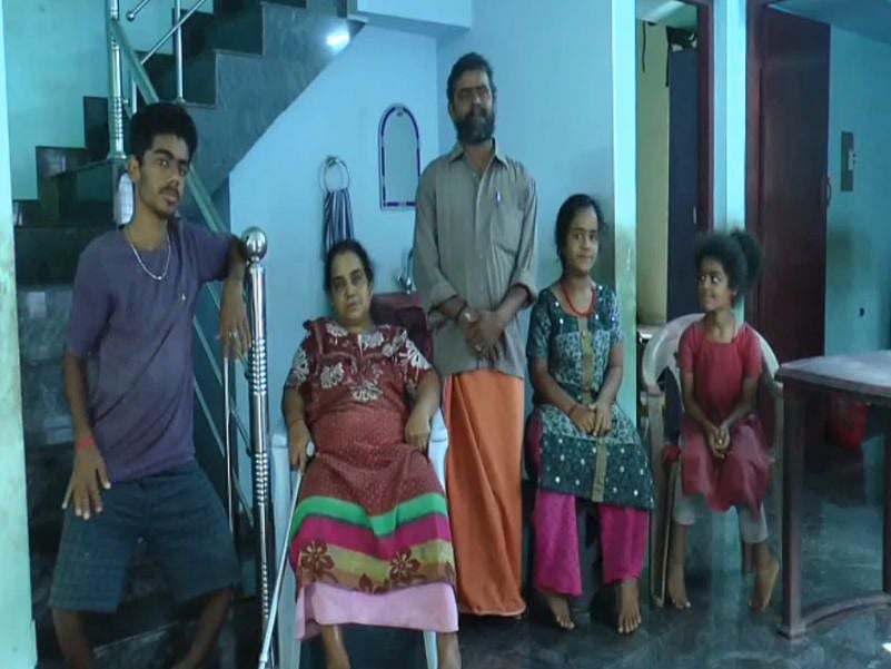 வங்கி கடன் கேட்டு அதிகாரிகள் மிரட்டல் : நான்கு மாற்றுத்திறனாளிகளுடன் வாழ வழியின்றி தவிக்கும் தொழிலாளி!