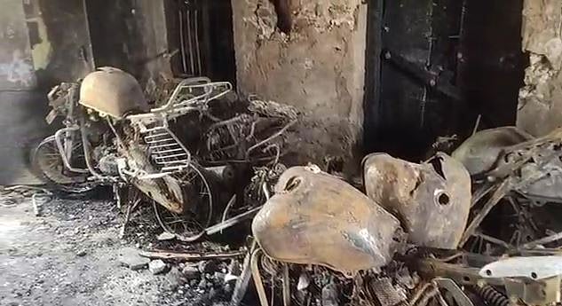 வீட்டை காலி செய்யச் சொன்னதால் இருசக்கர வாகனங்களுக்கு தீ வைத்த வாலிபர் - ஒருவர் பரிதாப பலி!