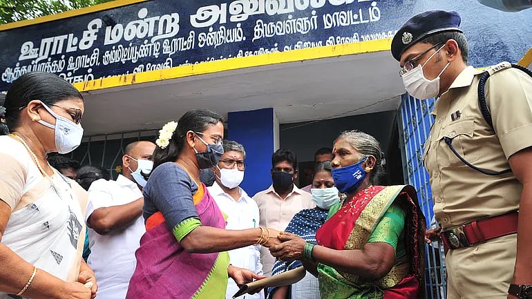 தலித் பெண் ஊராட்சித் தலைவரை தரையில் அமரவைத்த சாதி ஆதிக்க கொடுமை : ஊராட்சி செயலாளர் பணியிடை நீக்கம்!