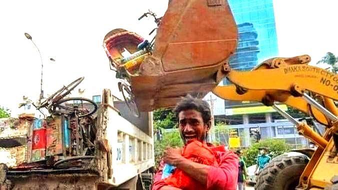 “ரிக்‌ஷாவை பறிமுதல் செய்ததால் கதறி அழுத ஓட்டுநர் - உதவிக்கரம் நீட்டும் மக்கள்” : மனதை உலுக்கும் வீடியோ!