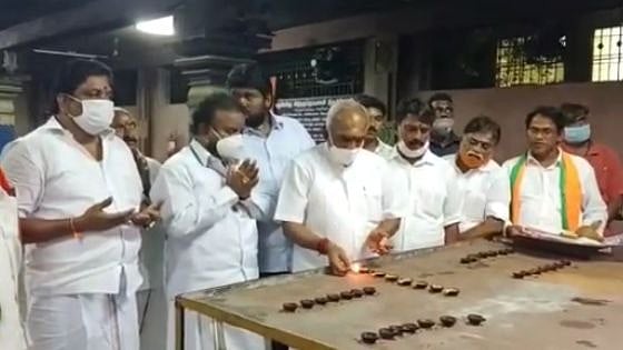  விதிமுறைகளை மீறி கோயில்களுக்கு சுற்றிதிரியும் பொன்.ராதாகிருஷ்ணன் : வேடிக்கைப் பார்க்கும் காவல்துறை!