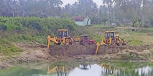 ஏரியை சுரண்டும் மணல் மாஃபியாக்கள் : ஆளுங்கட்சி ஆசியோடு நடக்கும் மணல் கொள்ளை - கொந்தளிக்கும் கிராம மக்கள்!