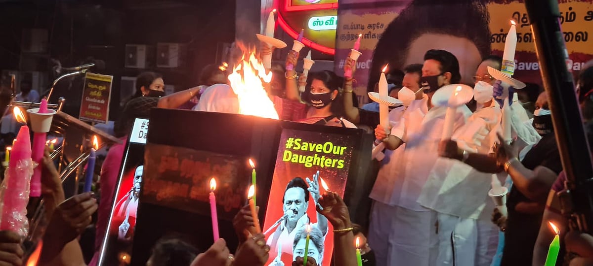 பாலியல் வன்கொடுமை சம்பவத்திற்கு நீதி கேட்டு தி.மு.க மகளிரணி பேரணி - கைக்குழந்தையுடன் பங்கேற்ற பெண்!