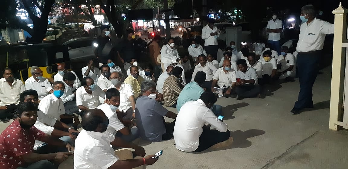 கலைஞர் உருவப்படத்தை அவமதித்த பா.ஜ.க-வினர் மீது நடவடிக்கை எடுக்கக்கோரி தி.மு.க உள்ளிருப்பு போராட்டம்!