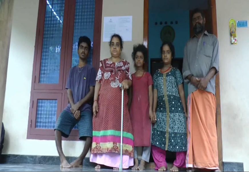 வங்கி கடன் கேட்டு அதிகாரிகள் மிரட்டல் : நான்கு மாற்றுத்திறனாளிகளுடன் வாழ வழியின்றி தவிக்கும் தொழிலாளி!