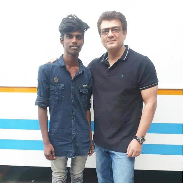 'வலிமை’ படத்திற்காக ‘வெய்ட்’ குறைத்த அஜித் : ரசிகர்களுடன் எடுத்த புகைப்படத்தில் அஜித்தின் கையில் தழும்பு!