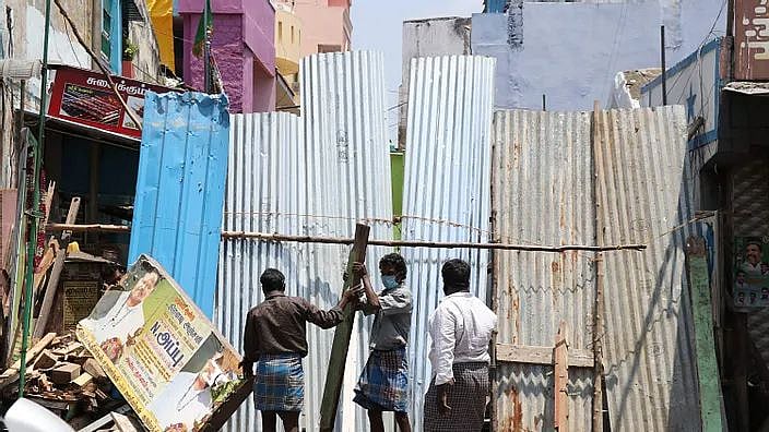 சென்னை தெருக்களில் மீண்டும்  தகரத் தடுப்புகள்: முறையான கொரோனா தடுப்பு நடவடிக்கை இல்லாததால் மக்கள் அவதி!