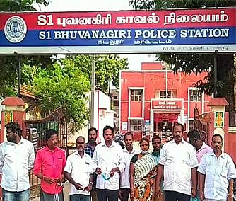 தலித் பெண் ஊராட்சித் தலைவரை தரையில் அமரவைத்த சாதி ஆதிக்க கொடுமை : ஊராட்சி செயலாளர் பணியிடை நீக்கம்!