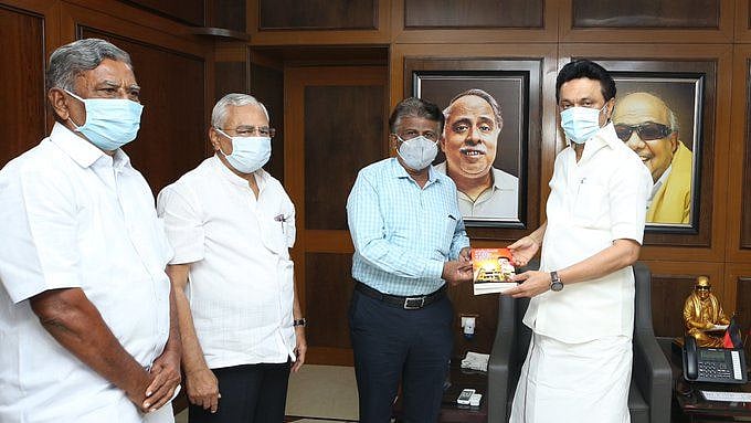 ‘அறிவுப் பயிர் வளர்த்த அறிவாலயச் சூரியன்’ நூலை வெளியிட்டார் தி.மு.க தலைவர் மு.க.ஸ்டாலின் !