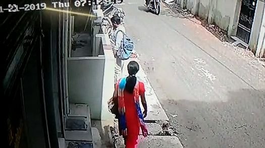 சிசிடிவி கேமரா பொருத்தியதற்காக அடித்து 
கொலை மிரட்டல் : அ.தி.மு.க பிரமுகர் மீது பெண் அதிர்ச்சிப் புகார்!