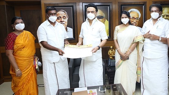 தி.மு.க-வில் இணைந்த அ.தி.மு.க முன்னாள் எம்.எல்.ஏ : மு.க.ஸ்டாலினுக்கு மகுடம் சூட்டுவோம் என உறுதி!