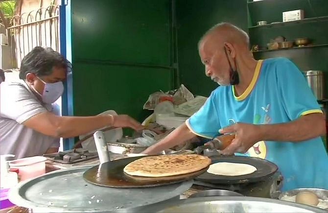 உணவுக்கடை நடத்தும் முதிய தம்பதிக்கு குவிந்த உதவி : இந்திய அளவில் பேசப்படும் ’பாபா கா தாபா’ #Viral