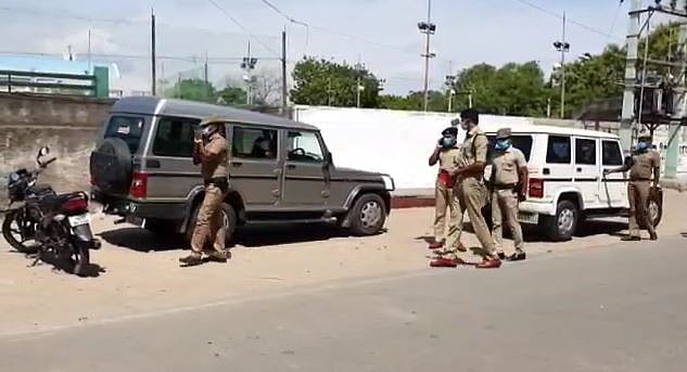 வீட்டை காலி செய்யச் சொன்னதால் இருசக்கர வாகனங்களுக்கு தீ வைத்த வாலிபர் - ஒருவர் பரிதாப பலி!