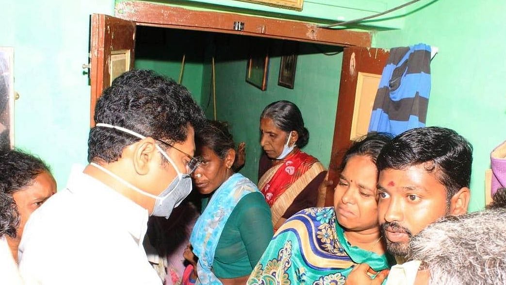 யானை தாக்கி உயிரிழந்த பாகனின் குடும்பத்தாருக்கு ரூ.1 லட்சம் நிதியுதவி வழங்கிய தி.மு.க எம்.எல்.ஏ!