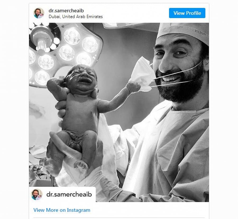 மருத்துவரின் முகக் கவசத்தை பிடுங்கும் பிறந்த குழந்தை : வைரலாகும் புகைப்படம் ! #Symbol_Of_Hope