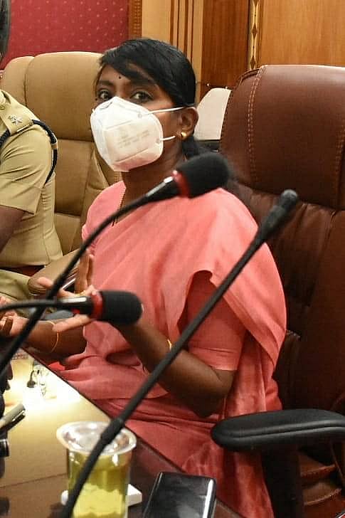 மாவட்ட ஆட்சியர் பெயரிலேயே மோசடியை அரங்கேற்றிய ஆன்லைன் கொள்ளையர்கள் : பொதுமக்களுக்கு எச்சரிக்கை!