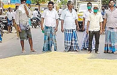 “விவசாயிகள் புறக்கணிப்பு : லஞ்சம் கேட்கும் அதிகாரிகள்” - வீதியில் நெல்லை கொட்டி விவசாயிகள் போராட்டம்!