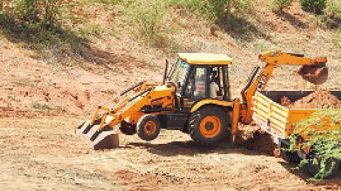 ஏரியை சுரண்டும் மணல் மாஃபியாக்கள் : ஆளுங்கட்சி ஆசியோடு நடக்கும் மணல் கொள்ளை - கொந்தளிக்கும் கிராம மக்கள்!