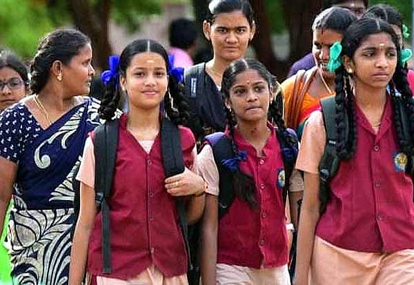 வருகைப் பதிவேட்டில் ஸ்ட்ரிக்ட் கூடாது; எந்நேரமும் மாஸ்க் கட்டாயம்- பள்ளிகள் செயல்பட நெறிமுறைகள் வெளியீடு!