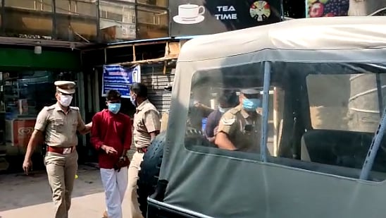 பட்டப்பகலில் சூப்பர் மார்க்கெட்டை சூறையாடிய 50 பேர் கொண்ட பாஜக கும்பல்.. சென்னையில் குண்டுக்கட்டாக கைது!