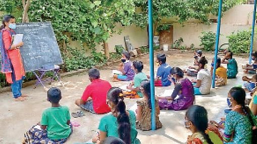ஆன்லைன் வகுப்பில் கற்க வழியற்ற கிராமப்புற மாணவர்களுக்கு பாடம் நடத்தும் பெண் ஊராட்சி மன்ற தலைவர்!