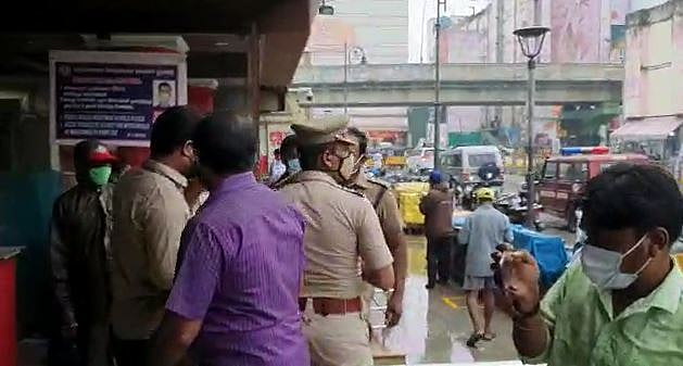 கூட்டத்தை கூட்டி வியாபாரம் பார்த்த தி-நகர் குமரன் சில்க்ஸ்... சீல் வைத்த சென்னை மாநகராட்சி (வீடியோ)