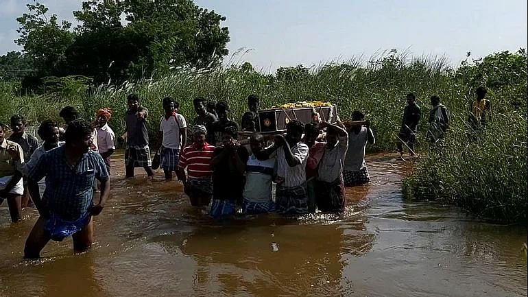 “சுடுகாட்டுக்குப் போக வழி இல்லை” : இறந்தவரின் உடலை இடுப்பளவு ஆற்று தண்ணீரில் தூக்கிச் செல்லும் அவலம்!