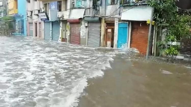 விடிய விடிய பெய்த மழையால் வெள்ளக்காடான சென்னை.. மழைநீர் வடிகால் திட்டத்தை அதிமுக அரசு செயல்படுத்தாது ஏன்?