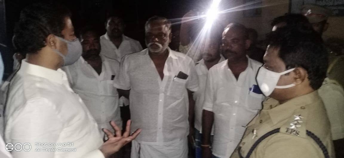 திண்டுக்கல்லில் தந்தை பெரியார் சிலை மீது காவி சாயம் பூசி அவமதிப்பு : தி.மு.க MLA கண்டனம்!