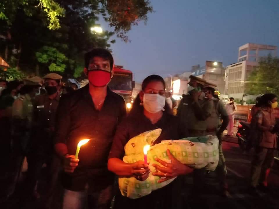 பாலியல் வன்கொடுமை சம்பவத்திற்கு நீதி கேட்டு தி.மு.க மகளிரணி பேரணி - கைக்குழந்தையுடன் பங்கேற்ற பெண்!