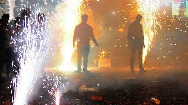 சென்னையில் ஒரேநாளில் 58 தீ விபத்து : நேரக்கட்டுப்பாட்டை மீறி பட்டாசு வெடித்ததாக 348 வழக்குகள் பதிவு!