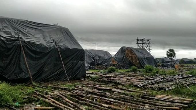 அ.தி.மு.க அரசின் அலட்சியம்.. 10,000 நெல் மூட்டைகள் மழையில் நனைந்து நாசம் : செங்கல்பட்டு விவசாயிகள் வேதனை!