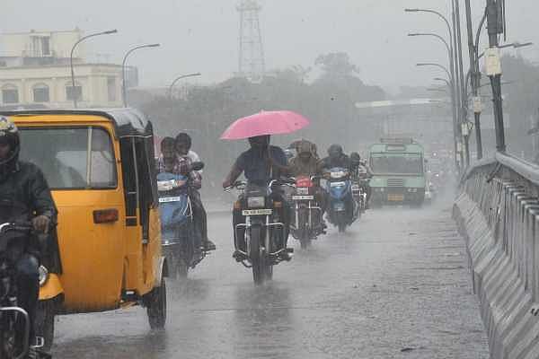 நாளை நாகை உட்பட 8 மாவட்டங்களில் இடியுடன் கூடிய கனமழை பெய்யக்கூடும்.. மீனவர்களுக்கு சூறாவளி எச்சரிக்கை!