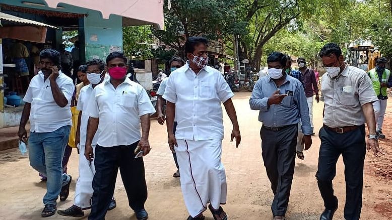 “பொது முடக்கத்திலும் முடங்காத சேவை” : 1,200 தூய்மைப் பணியாளர்களுக்கு புத்தாடை வழங்கி தி.மு.க MLA மரியாதை!