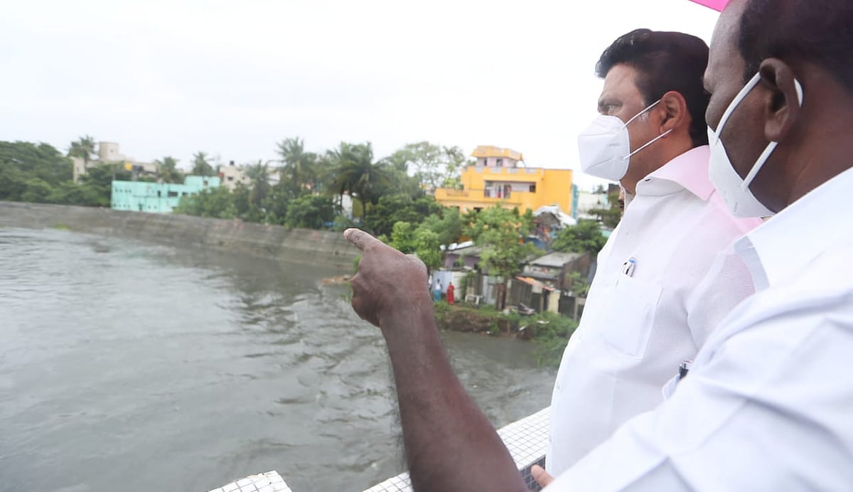 நிவர் புயலால் பாதிக்கப்பட்ட மக்களுடன் ‘களத்தில் நிற்கும் தி.மு.க தலைவர் மு.க.ஸ்டாலின்’ ! (Photos)