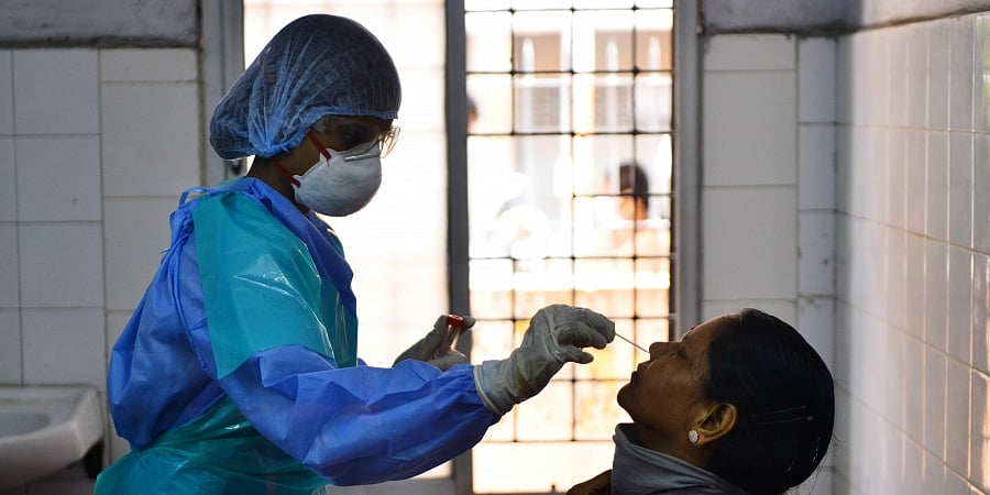 இந்தியாவில் உயரும் கொரோனா : பரவலைக் கட்டுப்படுத்த முடியாமல் திணறும் மோடி அரசு!