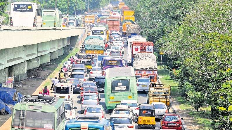 தீபாவளி முடிந்து சொந்த ஊர்களில் இருந்து திரும்பும் சென்னைவாசிகள் : பெருங்களத்தூரில் போக்குவரத்து நெரிசல்!