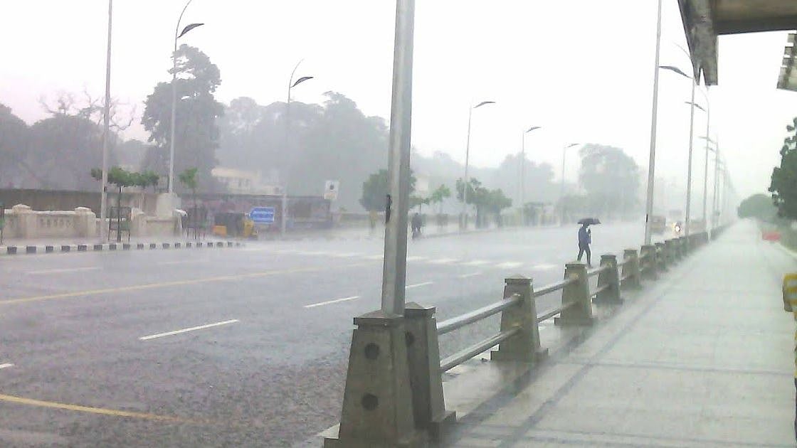 “நிவர் புயலால் உறங்க இடமின்றி தவிக்கும் சாலைவாசிகள்” : பாதுகாப்பு முகாம்களின் தங்க வைக்க கோரிக்கை!