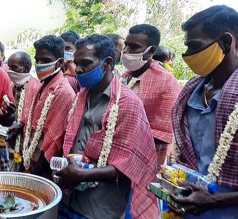 “பொது முடக்கத்திலும் முடங்காத சேவை” : 1,200 தூய்மைப் பணியாளர்களுக்கு புத்தாடை வழங்கி தி.மு.க MLA மரியாதை!