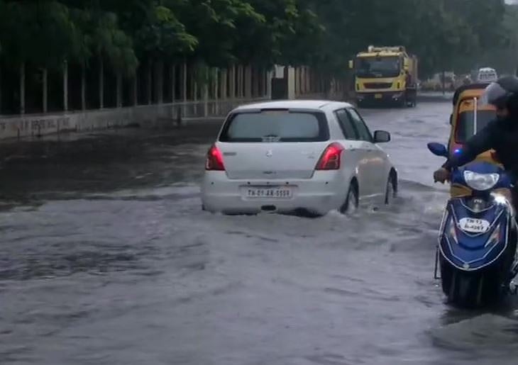 சென்னையில் வெள்ள அபாய எச்சரிக்கை... பிரதான சாலைகள் மூடல்... ரயில், விமான சேவைகள் முடக்கம்! NivarCyclone