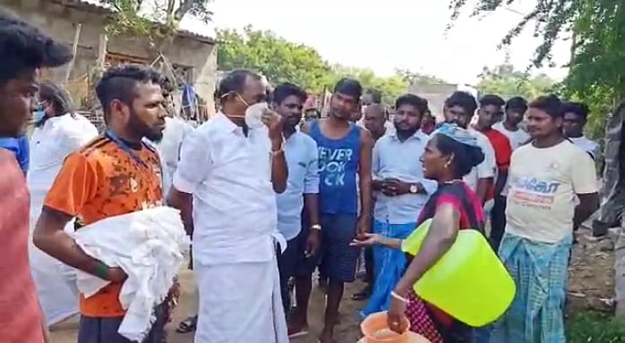 “அடிப்படை வசதி கூட இல்லை” : ஆய்வுக்கு வந்த அ.தி.மு.க MLAவை முற்றுகையிட்டு பொதுமக்கள் வாக்குவாதம் !
