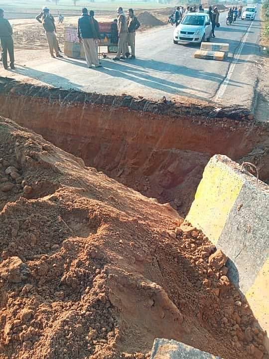 டெல்லியில் 10 டிகிரி செல்சியஸ் குளிரிலும் போராட்டத்தைத் தொடரும் விவசாயிகள்: வேடிக்கை பார்க்கும் மோடி அரசு